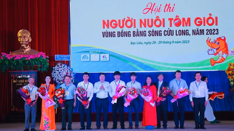 Ban tổ chức trao giải cho các đơn vị tham gia hội thi.