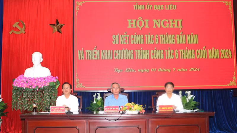 Các đồng chí Thường trực Tỉnh ủy Bạc Liêu chủ trì hội nghị.