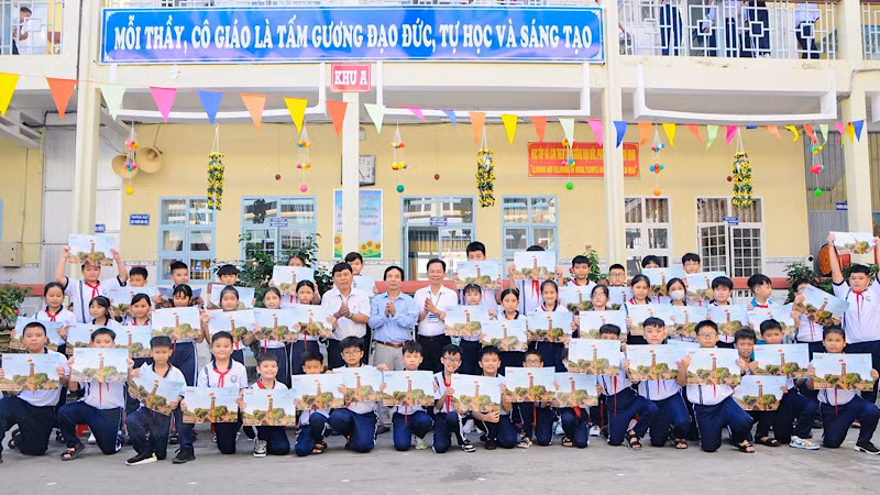 Thầy và trò Trường tiểu học Kim Đồng rất vui đón nhận ấn phẩm phụ san Cột cờ Hà Nội rất ý nghĩa này. Thầy và trò Trường tiểu học Kim Đồng rất vui đón nhận ấn phẩm phụ san Cột cờ Hà Nội rất ý nghĩa này.