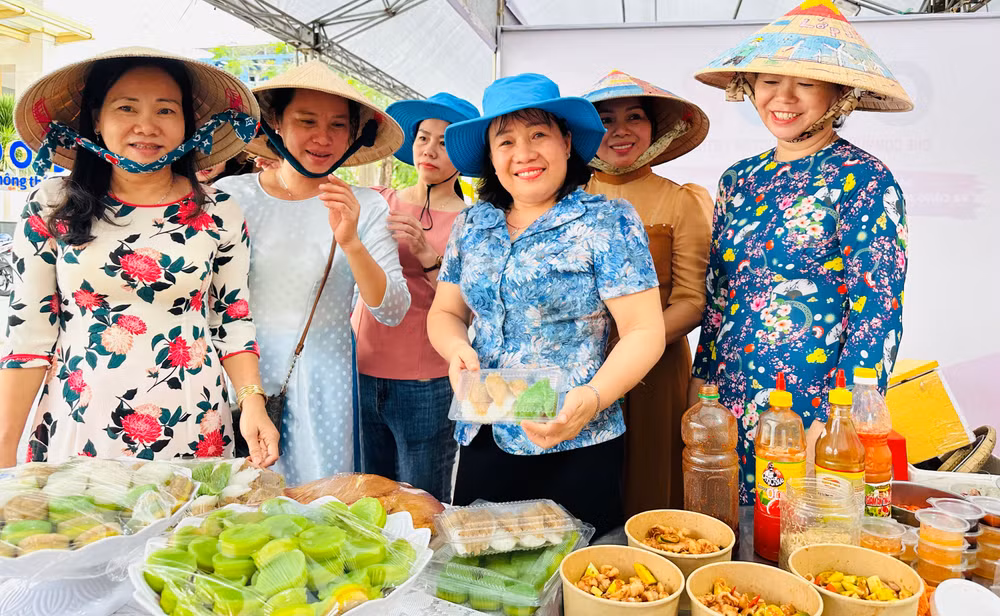 Hơn 200 gian hàng với hàng trăm loại bánh dân gian Nam Bộ được "trình làng" tại ngày hội này.