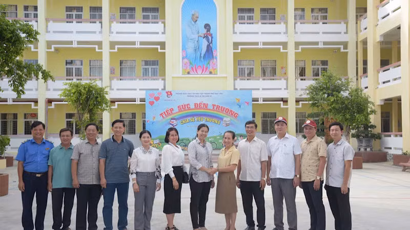 Trường trung học sơ sở Lê Thị Cẩm Lệ được thành phố Bạc Liêu đầu tư khang trang, là một trong những trường có phong trào dạy và học tốt của thành phố và của tỉnh. Trường trung học sơ sở Lê Thị Cẩm Lệ được thành phố Bạc Liêu đầu tư khang trang, là một trong những trường có phong trào dạy và học tốt của thành phố và của tỉnh.