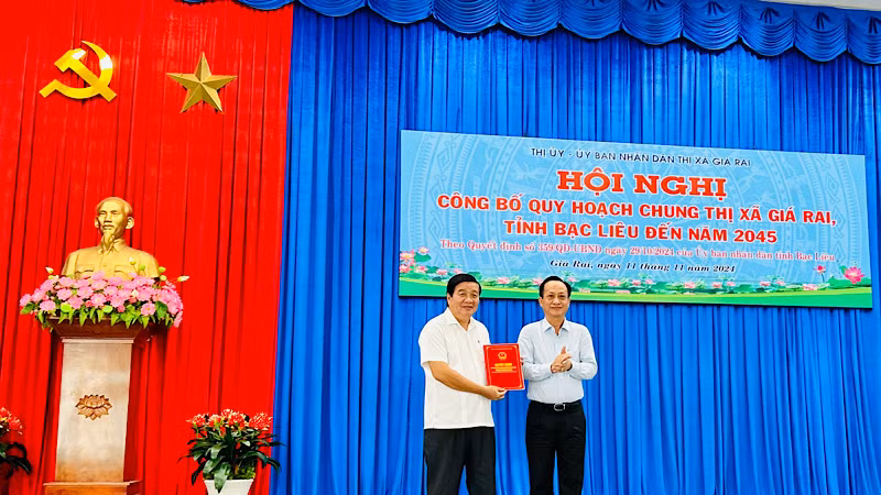 Chủ tịch Ủy ban nhân dân tỉnh Bạc Liêu Phạm Văn Thiều trao quyết định công bố quy hoạch chung thị xã Giá Rai cho Chủ tịch Ủy ban thị xã Giá Rai Đỗ Minh Thắng. Ảnh: TRỌNG DUY Chủ tịch Ủy ban nhân dân tỉnh Bạc Liêu Phạm Văn Thiều trao quyết định công bố quy hoạch chung thị xã Giá Rai cho Chủ tịch Ủy ban thị xã Giá Rai Đỗ Minh Thắng. Ảnh: TRỌNG DUY
