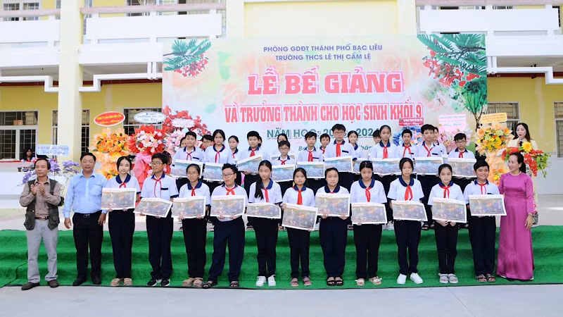 Nhiều giáo viên, học sinh xuất sắc tại Bạc Liêu rất vui mừng được trao tặng tranh panorama "Chiến thắng Điện Biên Phủ".