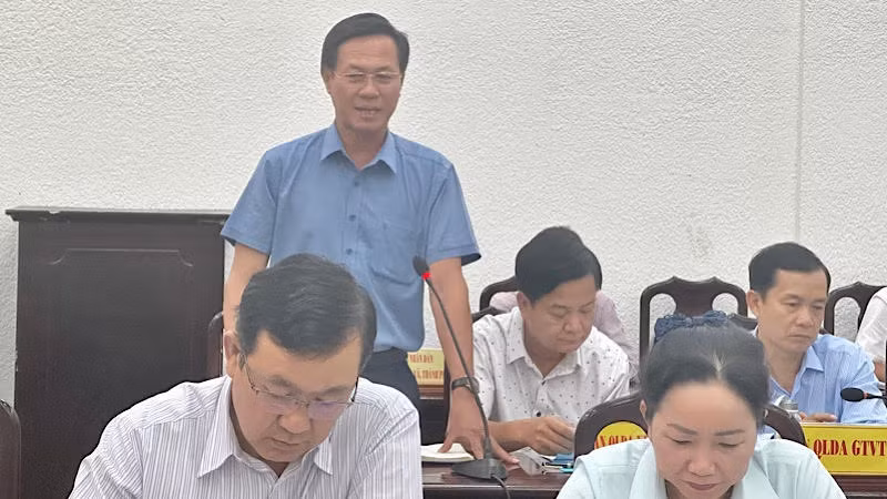 Giám đốc Ban Quản lý đầu tư xây dựng các công trình nông nghiệp và phát triển nông thôn tỉnh Bạc Liêu Nguyễn Minh Đức "giải trình" các câu hỏi của các phóng viên về dự án trọng điểm nghìn tỷ của tỉnh xuống cấp, sạt lở. (Ảnh: Trọng Duy)