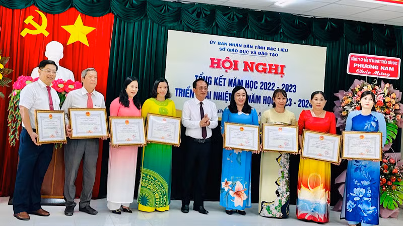 Chủ tịch Ủy ban nhân dân tỉnh Bạc Liêu Phạm Văn Thiều trao Bằng khen cho những tập thể, cá nhân có thành tích xuất sắc trong năm học qua. (Ảnh: Trọng Duy)