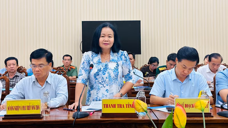 Chánh Thanh tra tỉnh Bạc Liêu Bùi Thanh Nguyên trả lời các câu hỏi của các nhà báo về một số vụ việc tiêu cực, tham nhũng "điển hình" tại địa phương. Ảnh: TRỌNG DUY