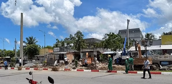 Lực lượng chức năng tỉnh Bạc Liêu hỗ trợ hộ ông Đỗ Thành Hưng tháo dỡ công trình để bàn giao mặt bằng.