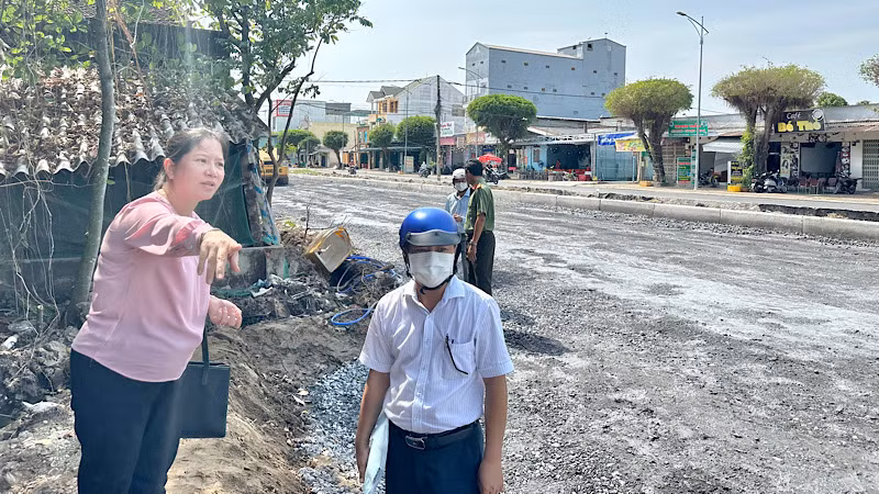 Chủ tịch Ủy ban nhân dân thành phố Bạc Liêu Lê Kim Thúy chỉ đạo các đơn vị thi công cần đẩy nhanh hơn nữa tiến độ tuyến đường "huyết mạch" của thành phố.