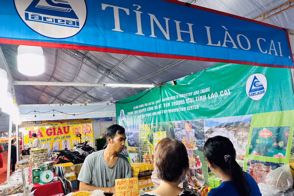 Tỉnh Lào Cai tuy xa xôi nhưng cũng tích cực tham gia triển lãm Hội chợ tại tỉnh Bạc Liêu. (Ảnh: TRỌNG DUY)