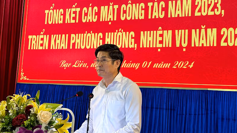 Đồng chí Tạ Trung Dũng, Thường trực Tỉnh ủy Bạc Liêu nêu một số kết quả về công tác xây dựng Đảng của Tỉnh ủy năm 2023; phương hướng, nhiệm vụ năm 2024. (Ảnh: TRỌNG DUY)