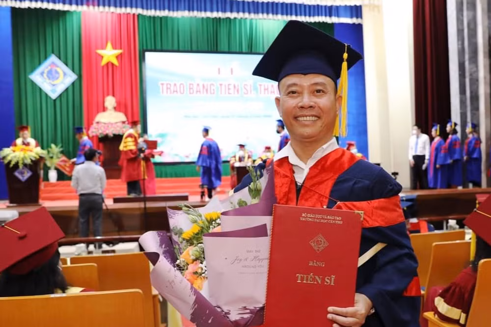 Với tinh thần luôn vượt khó vươn lên và không ngừng học tập, sáng tạo, anh Xuân đã quyết tâm học và đã nhận bằng Tiến sĩ. (Ảnh nhân vật cung cấp) Với tinh thần luôn vượt khó vươn lên và không ngừng học tập, sáng tạo, anh Xuân đã quyết tâm học và đã nhận bằng Tiến sĩ. (Ảnh nhân vật cung cấp)