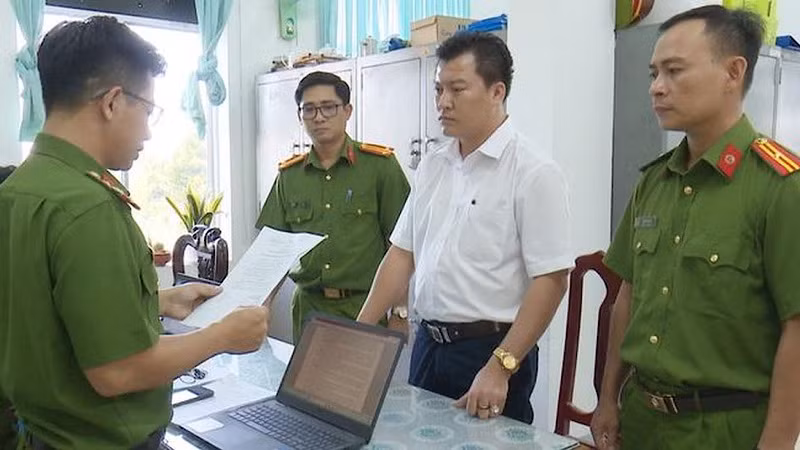 Cơ quan Cảnh sát điều tra Công an tỉnh Bạc Liêu đọc lệnh khởi tố bị can và bắt giam Nguyễn Minh Tân. (Ảnh: Trọng Nguyễn)