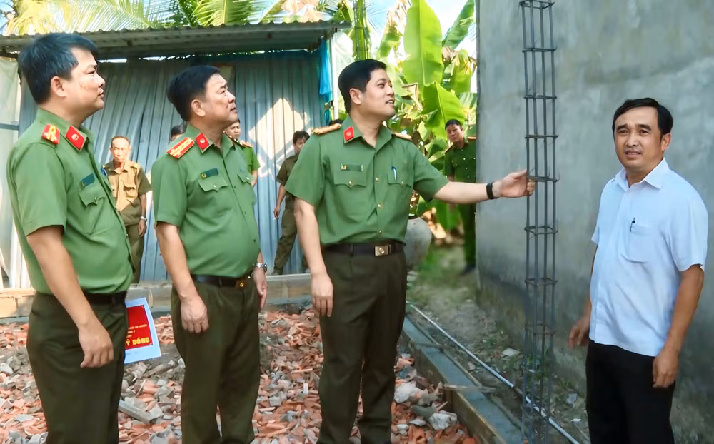 Lãnh đạo Văn phòng Bộ Công an và lãnh đạo Công an tỉnh Bạc Liêu kiểm tra tiến độ thi công một số căn nhà do Bộ Công an hỗ trợ hộ nghèo trong tỉnh.