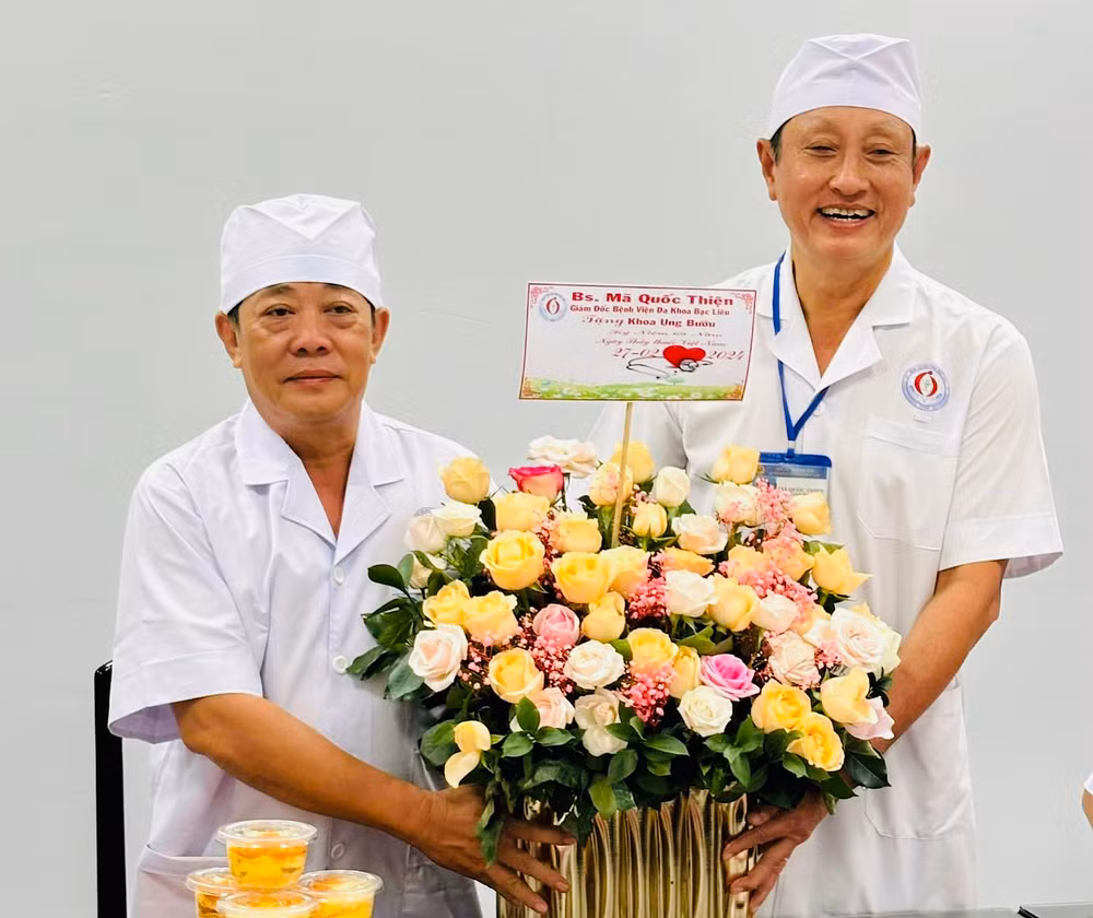 Bác sĩ Mã Quốc Thiện (bên phải), Giám đốc Bệnh viện Đa khoa Bạc Liêu tặng hoa lãnh đạo các Khoa, Phòng trực thuộc đơn vị.