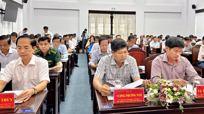 Các đại biểu tập trung nghiên cứu, đóng góp nhiều ý kiến cụ thể, thiết thực. (Ảnh: TRỌNG DUY) Các đại biểu tập trung nghiên cứu, đóng góp nhiều ý kiến cụ thể, thiết thực. (Ảnh: TRỌNG DUY)