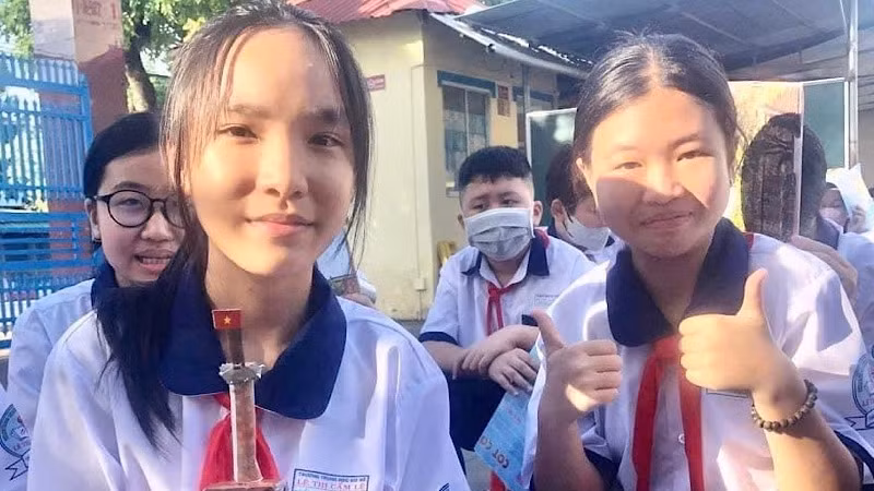 Các em học sinh cắt, ghép thành bức tranh panorama Cột cờ Hà Nội rất hấp dẫn, ý nghĩa. Các em học sinh cắt, ghép thành bức tranh panorama Cột cờ Hà Nội rất hấp dẫn, ý nghĩa.