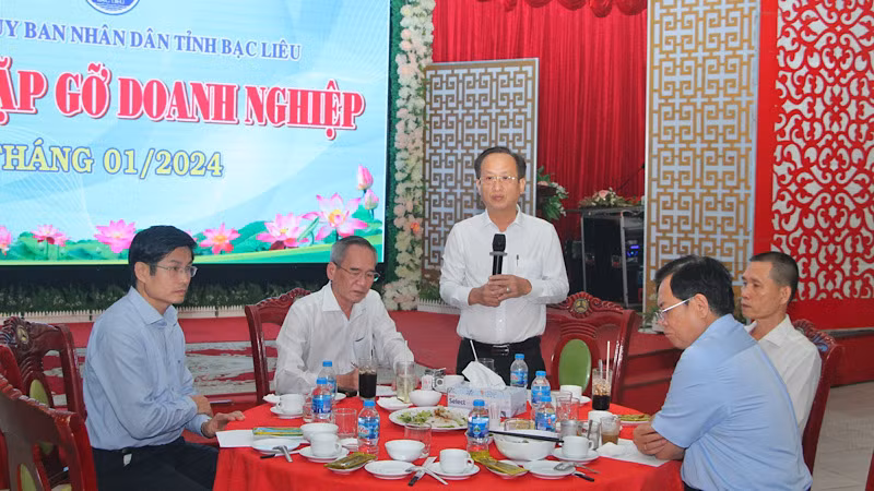 Chủ tịch Ủy ban nhân dân tỉnh Bạc Liêu Phạm Văn Thiều phát biểu tại buổi cà phê với doanh nghiệp, doanh nhân.