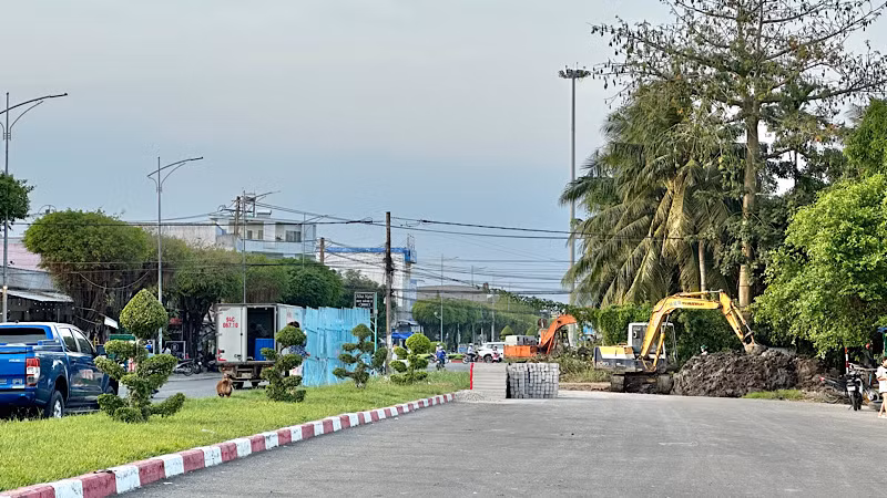 Tuyến đường Võ Văn Kiệt (thành phố Bạc Liêu) bị "tắc" suốt 20 năm qua chỉ vì hai hộ dân không chịu bàn giao mặt bằng. (Ảnh: TRỌNG DUY) Tuyến đường Võ Văn Kiệt (thành phố Bạc Liêu) bị "tắc" suốt 20 năm qua chỉ vì hai hộ dân không chịu bàn giao mặt bằng. (Ảnh: TRỌNG DUY)