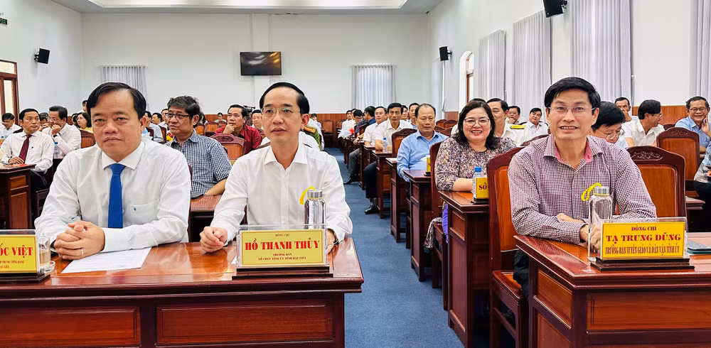 Các đồng chí lãnh đạo tỉnh Bạc Liêu và các đại biểu tại buổi lễ trao các quyết định.