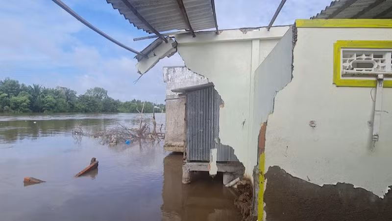 Thời gian qua, nhiều ngôi nhà xây tại khu dân cư đông đúc ven sông tại thị xã Giá Rai (Bạc Liêu) bị sạt lở nghiêm trọng.