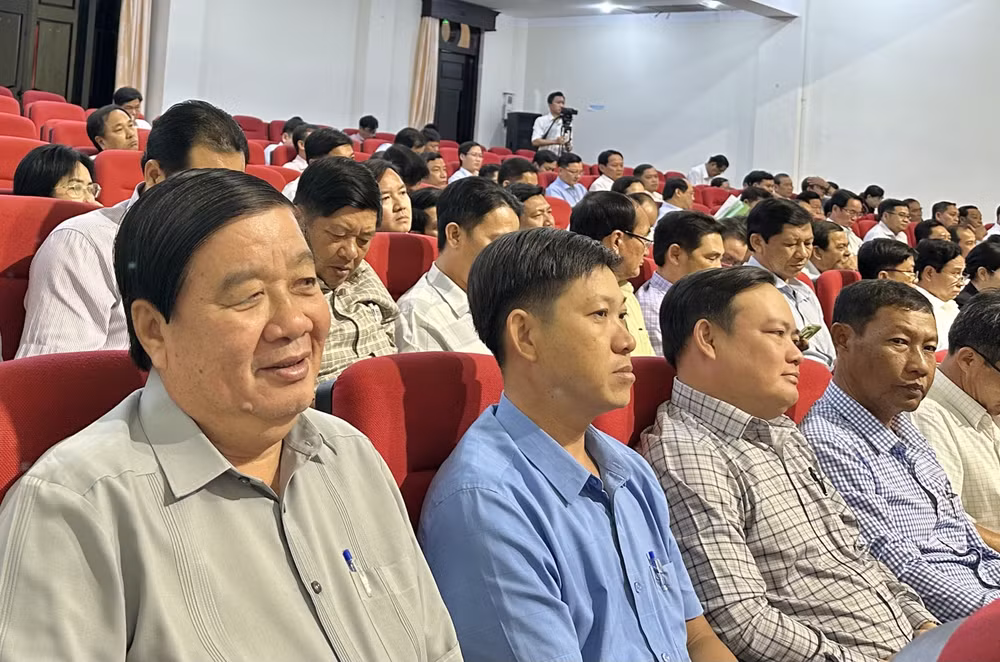 Các đại biểu tập trung theo dõi tại hội nghị. (Ảnh: TRỌNG DUY)