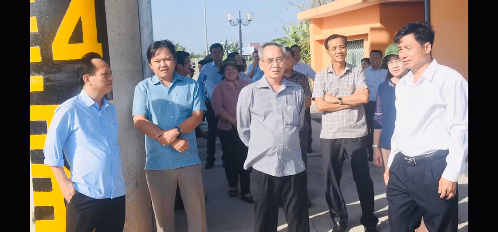 Đồng chí Bí thư Tỉnh ủy Bạc Liêu Lữ Văn Hùng và Chủ tịch Ủy ban nhân dân tỉnh Bạc Liêu Phạm Văn Thiều đi kiểm tra, chỉ đạo sản xuất ngay sau Tết Giáp Thìn ở các huyện Hồng Dân, Phước Long, Đông Hải. (Ảnh: MINH ĐẠT)