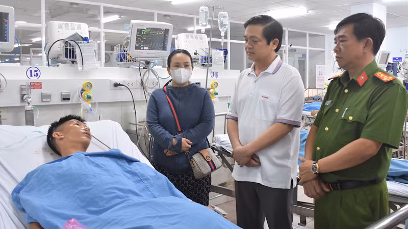 Lãnh đạo tỉnh Bạc Liêu đến bệnh viện thăm, động viên cán bộ Công an đang được chăm sóc tại đây. Ảnh: Trọng Nguyễn