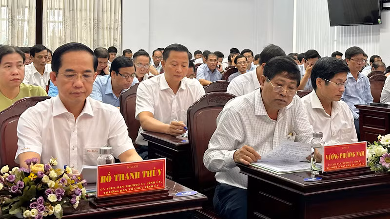 Các đại biểu nêu cao tinh thần trách nhiệm, nghiên cứu kỹ, đóng góp nhiều ý kiến cụ thể, thiết thực về mục tiêu, nhiệm vụ những tháng còn lại năm 2024. (Ảnh: TRỌNG DUY) Các đại biểu nêu cao tinh thần trách nhiệm, nghiên cứu kỹ, đóng góp nhiều ý kiến cụ thể, thiết thực về mục tiêu, nhiệm vụ những tháng còn lại năm 2024. (Ảnh: TRỌNG DUY)