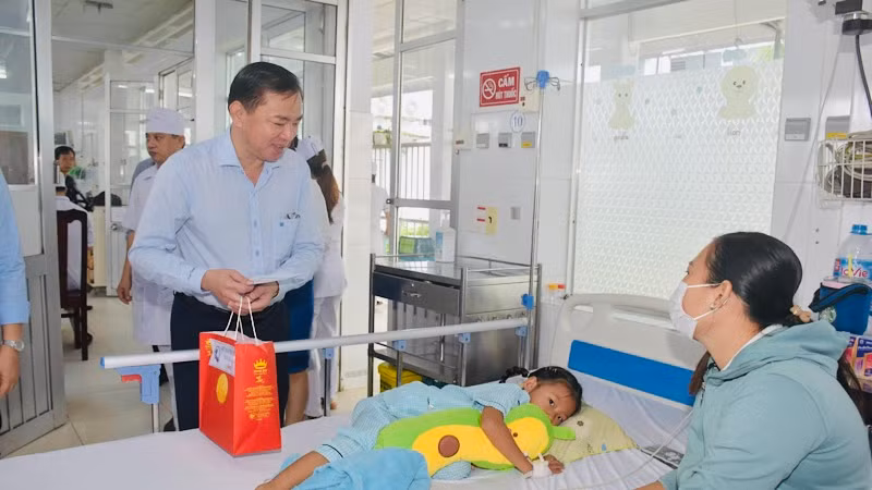 Phó Chủ tịch Ủy ban nhân dân tỉnh Bạc Liêu Phan Thanh Duy đến tận các giường bệnh tặng quà Tết Trung thu cho các em không may mắn, đang điều trị tại bệnh viện. 