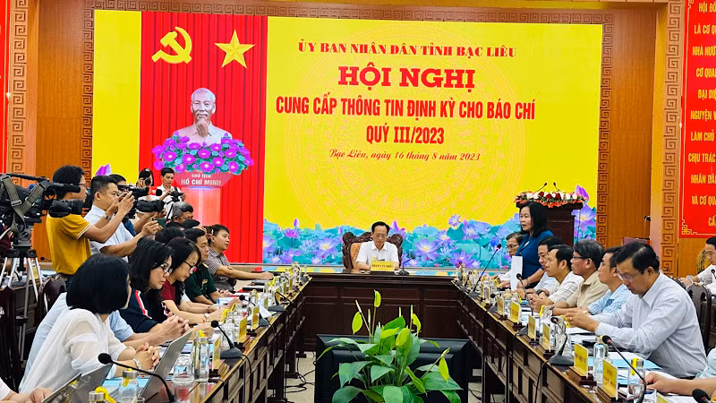 Phóng viên các cơ quan báo chí nêu nhiều câu hỏi nóng tại địa phương với lãnh đạo tỉnh Bạc Liêu. Ảnh: Trọng Duy