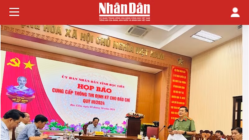 Đồng chí Đại tá Hồ Việt Triều, Giám đốc Công an tỉnh Bạc Liêu, trả lời câu hỏi của đại diện Báo Nhân Dân tại Bạc Liêu về những sai phạm trong việc xây dựng các trạm quan trắc tại địa phương. (Ảnh: TRỌNG DUY)
