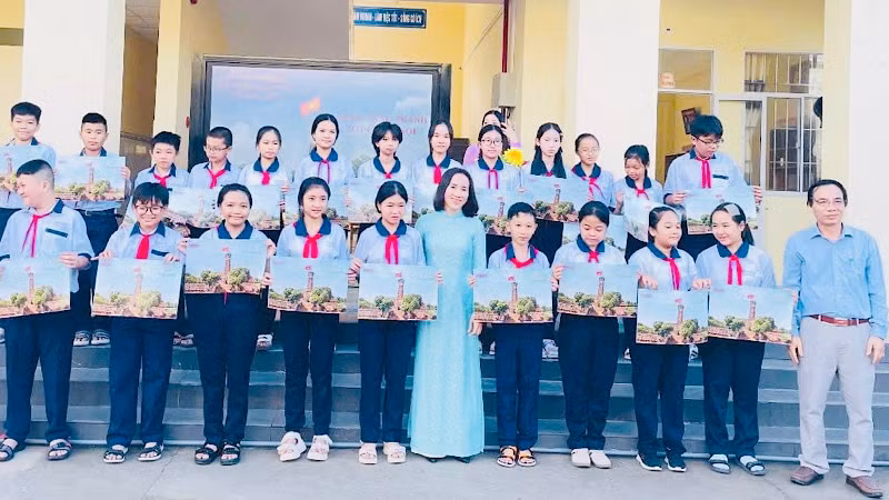 Nhà báo Trọng Duy, Trưởng Văn phòng đại diện Báo Nhân Dân tại Bạc Liêu và cô Trần Kim Thi, Bí thư Chi bộ, Hiệu trưởng Trường trung học cơ sở Lê Thị Cẩm Lệ (thành phố Bạc Liêu) trao tặng phụ san đặc biệt Cột cờ Hà Nội cho các em học sinh.