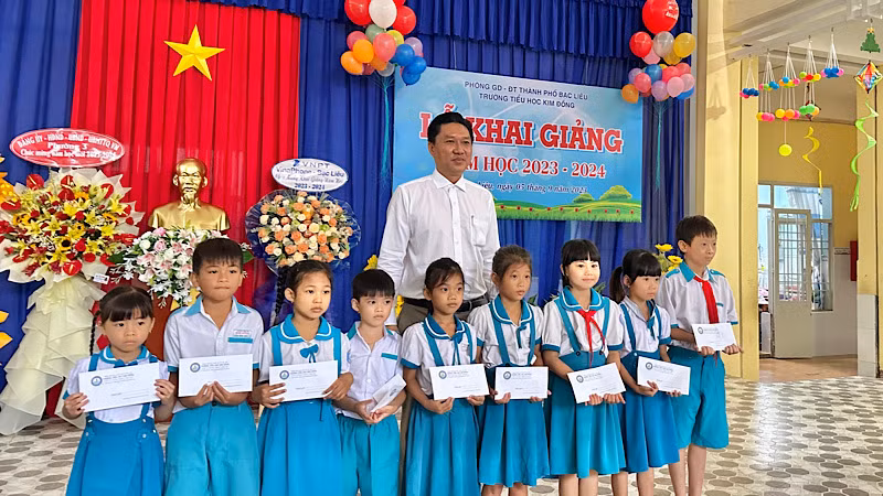 Đồng chí Ngô Hiếu Dân, Thường vụ Thành ủy, Bí thư Đảng ủy phường 3 (thành phố Bạc Liêu) trao quà cho các em học sinh có hoàn cảnh khó khăn ở Trường tiểu học Kim Đồng (thành phố Bạc Liêu). (Ảnh Trọng Duy).