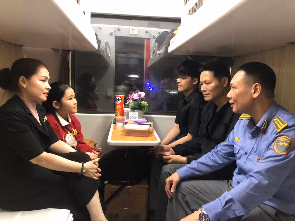 Trưởng tàu Đoàn Anh Tuấn trò chuyện với hành khách trên tàu Tết.