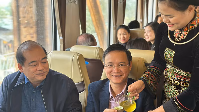 Các đại biểu trong đoàn khảo sát thưởng thức trà Thái Nguyên. Các đại biểu trong đoàn khảo sát thưởng thức trà Thái Nguyên.
