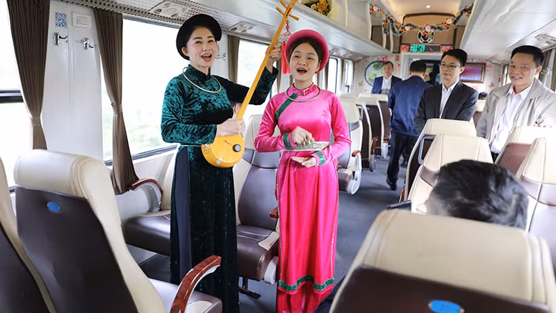 Các đại biểu nghe hát then, đàn tính trên tàu. Các đại biểu nghe hát then, đàn tính trên tàu.