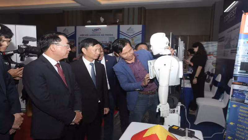 Lãnh đạo Thành phố Hải Phòng tham quan triển lãm sản phẩm công nghệ tại Techfest 2024.