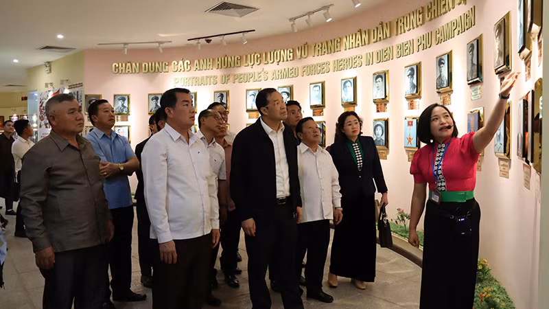 Hướng dẫn viên bảo tàng thuyết minh phục vụ khách tham quan Hướng dẫn viên bảo tàng thuyết minh phục vụ khách tham quan