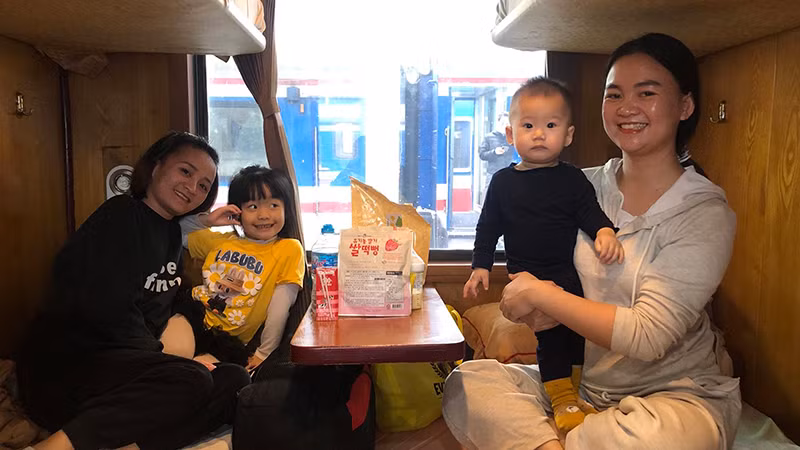Gia đình chị Nguyễn Thị Mai trên tàu Tết.