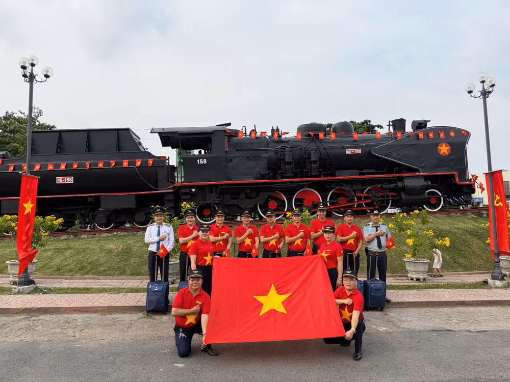 Tổ tàu phục vụ trên đoàn tàu Thống Nhất SE4 xuất phát tại ga Sài Gòn Tổ tàu phục vụ trên đoàn tàu Thống Nhất SE4 xuất phát tại ga Sài Gòn