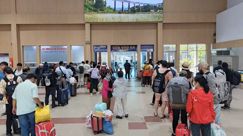 Hành khách tại phòng đợi tàu Ga Sài Gòn chuẩn bị lên tàu.