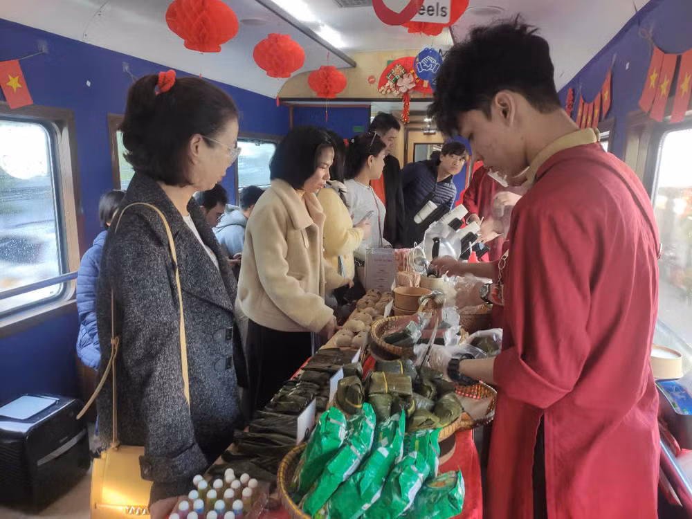 Hành khách thưởng thức ẩm thực.