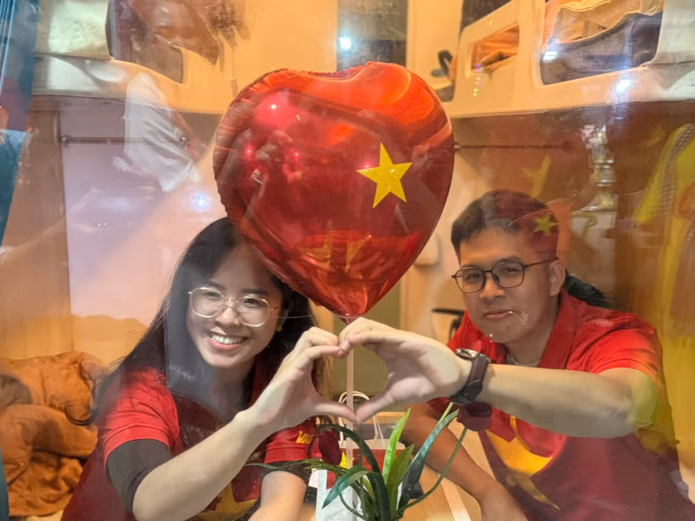 Niềm vui của hành khách trên đoàn tàu SE4 tối 29/4 Niềm vui của hành khách trên đoàn tàu SE4 tối 29/4