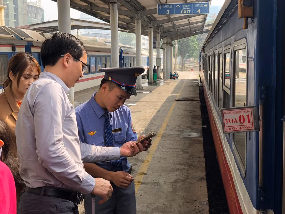 Nhân viên đón khách đi tàu Tết Nhân viên đón khách đi tàu Tết