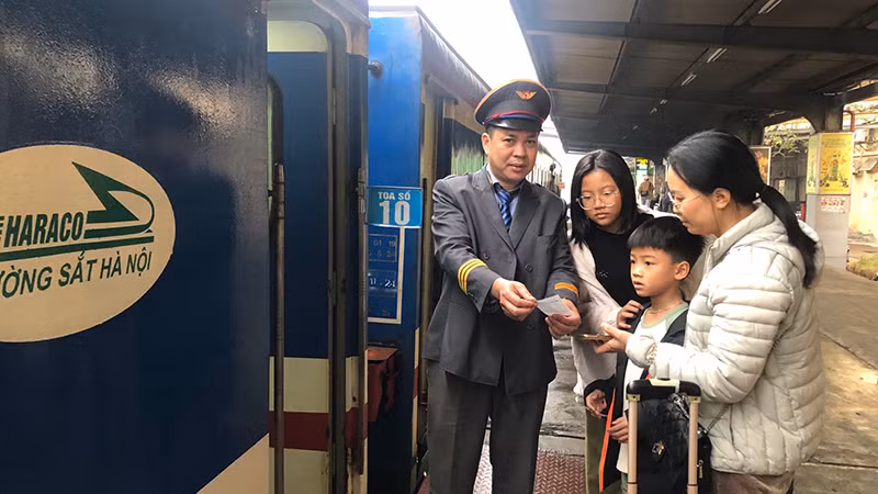 Hành khách đi tàu Tết tại ga Hà Nội.