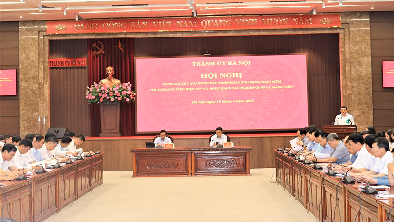 Thành ủy Hà Nội tổ chức Hội nghị đánh giá kết quả bước đầu triển khai ứng dụng phần mềm “Sổ tay đảng viên điện tử” và “điều hành tác nghiệp quản lý đảng viên”.
