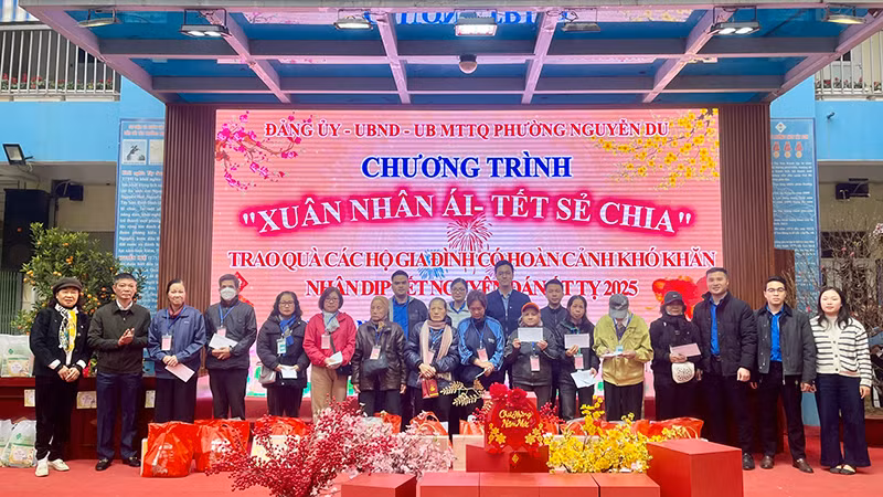 Chương trình Xuân nhân ái - Tết sẻ chia 2025 do phường Nguyễn Du tổ chức