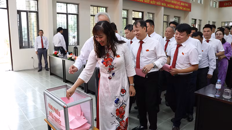 Các đại biểu bỏ phiếu bầu Ban Chấp hành Đảng bộ Công ty. Các đại biểu bỏ phiếu bầu Ban Chấp hành Đảng bộ Công ty.