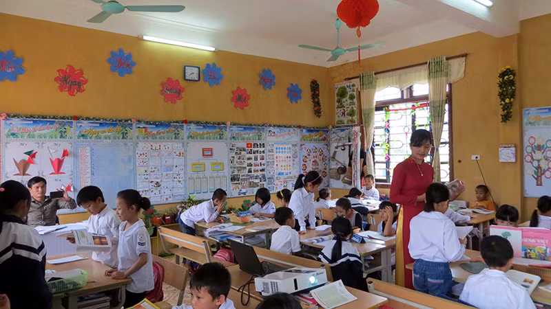 Cô trò trường Phổ thông dân tộc bán trú tiểu học Trần Văn Thọ (Mường Nhé) Cô trò trường Phổ thông dân tộc bán trú tiểu học Trần Văn Thọ (Mường Nhé)