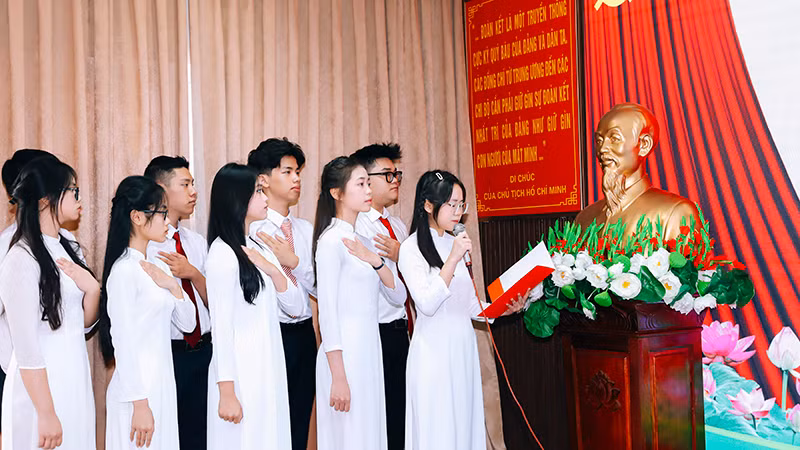 Các đảng viên mới đọc lời tuyên thệ tại Lễ Kết nạp đảng viên ngày 19/5/2024.